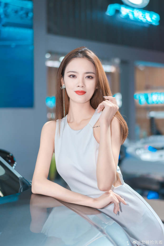 绝色美女车模小蛮腰大长腿写真