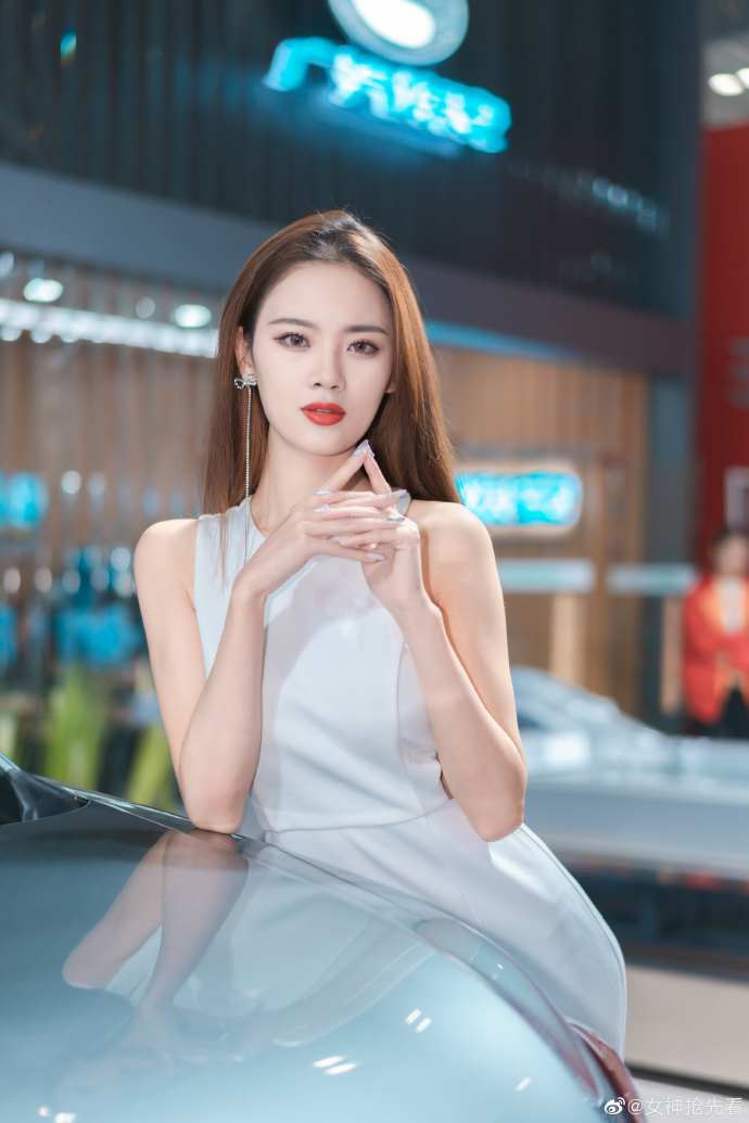 绝色美女车模小蛮腰大长腿写真