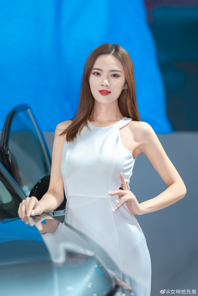 绝色美女车模小蛮腰大长腿写真