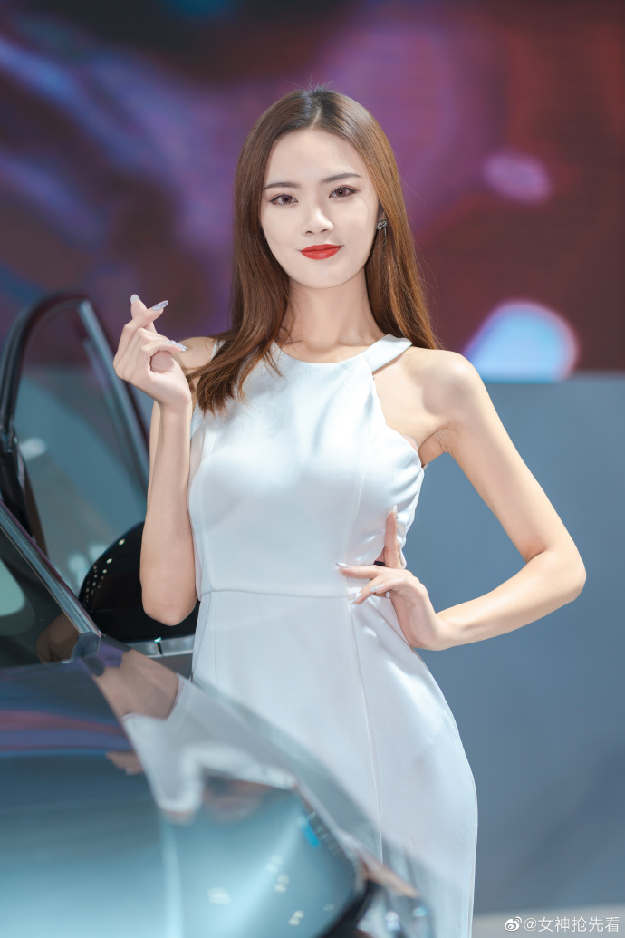 绝色美女车模小蛮腰大长腿写真