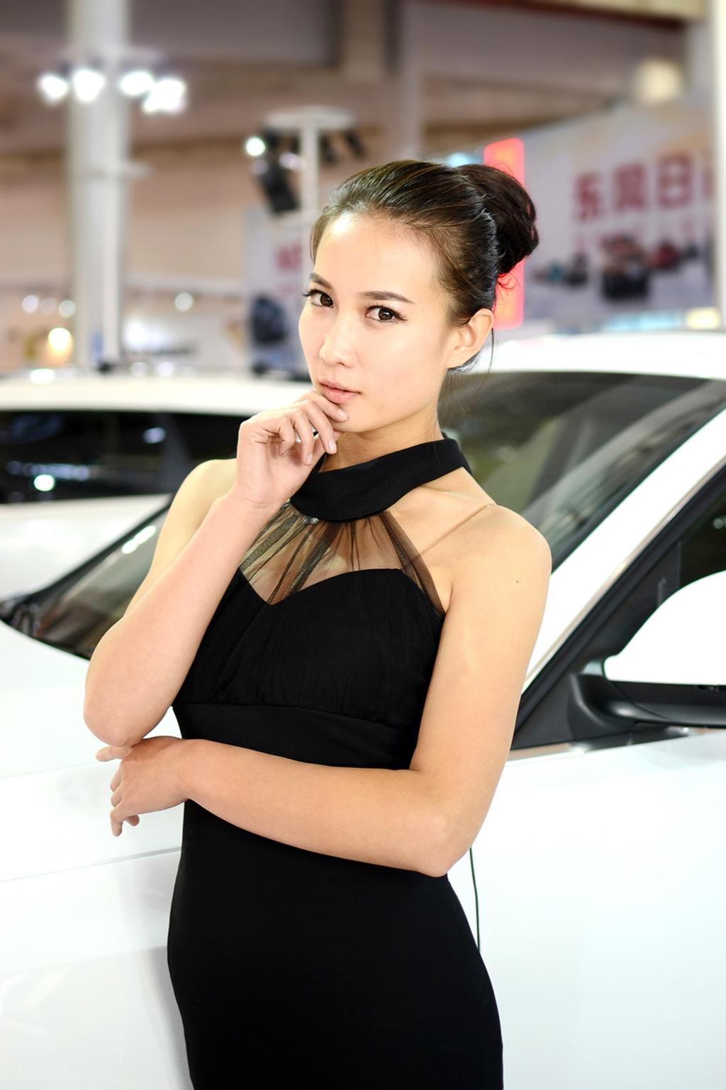 黑丝美女车模高跟美腿诱惑写真