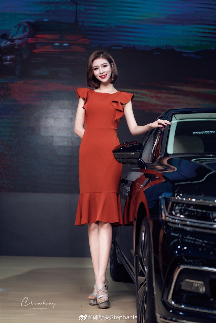 红裙美女车模高跟美腿诱惑写真