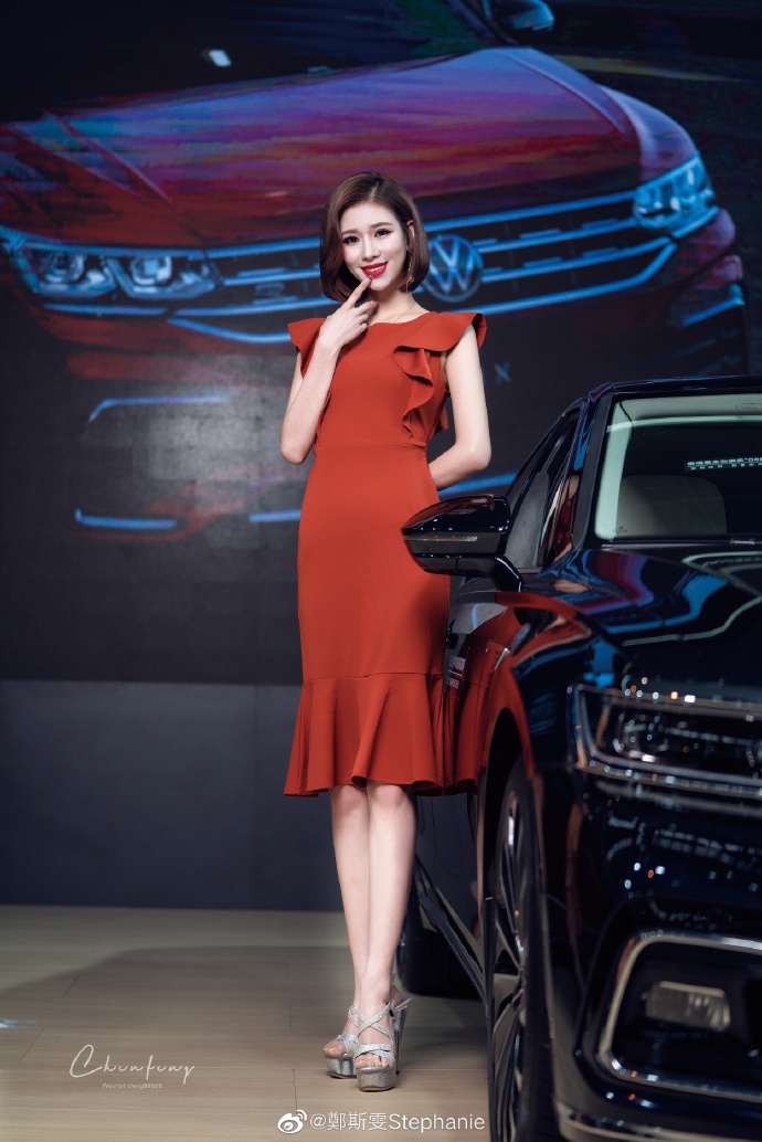 红裙美女车模高跟美腿诱惑写真