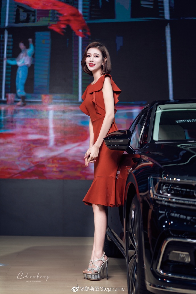 红裙美女车模高跟美腿诱惑写真