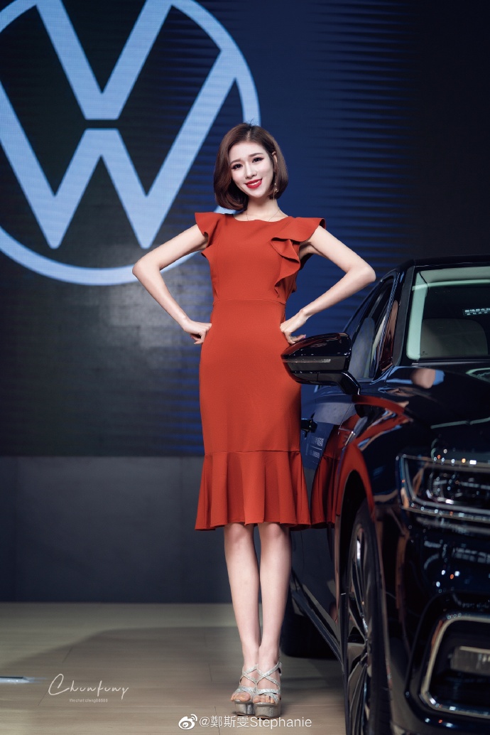 红裙美女车模高跟美腿诱惑写真