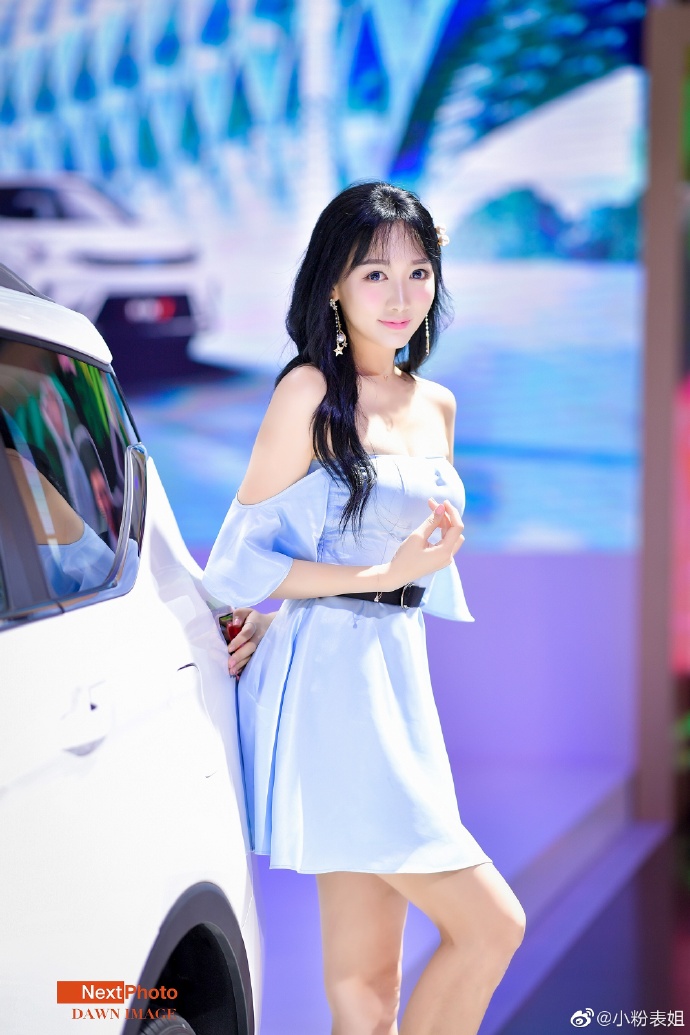 美女车模抹胸短裙高跟美腿写真