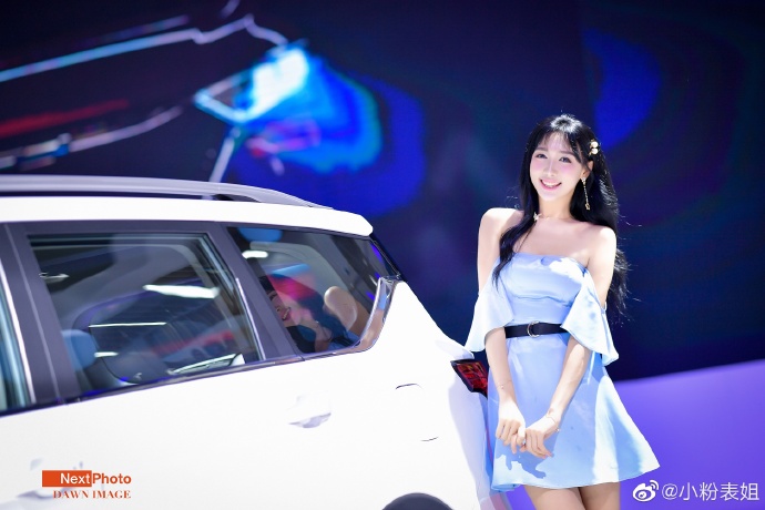 美女车模抹胸短裙高跟美腿写真