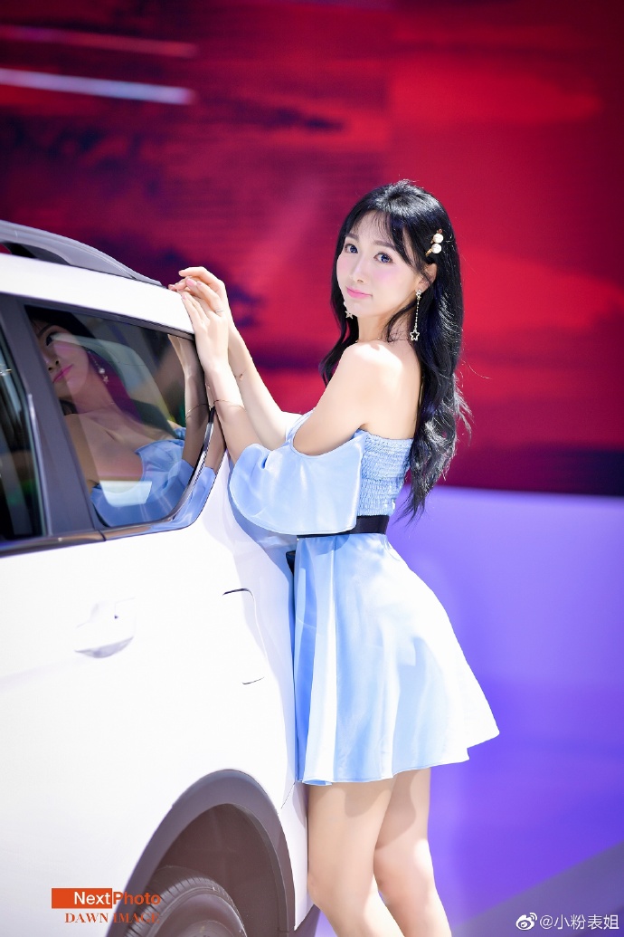 美女车模抹胸短裙高跟美腿写真