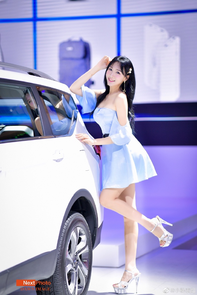 美女车模抹胸短裙高跟美腿写真