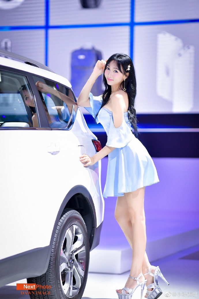 美女车模抹胸短裙高跟美腿写真