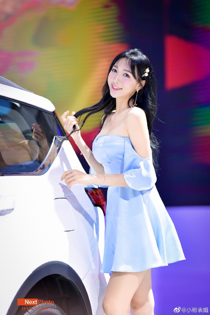 美女车模抹胸短裙高跟美腿写真