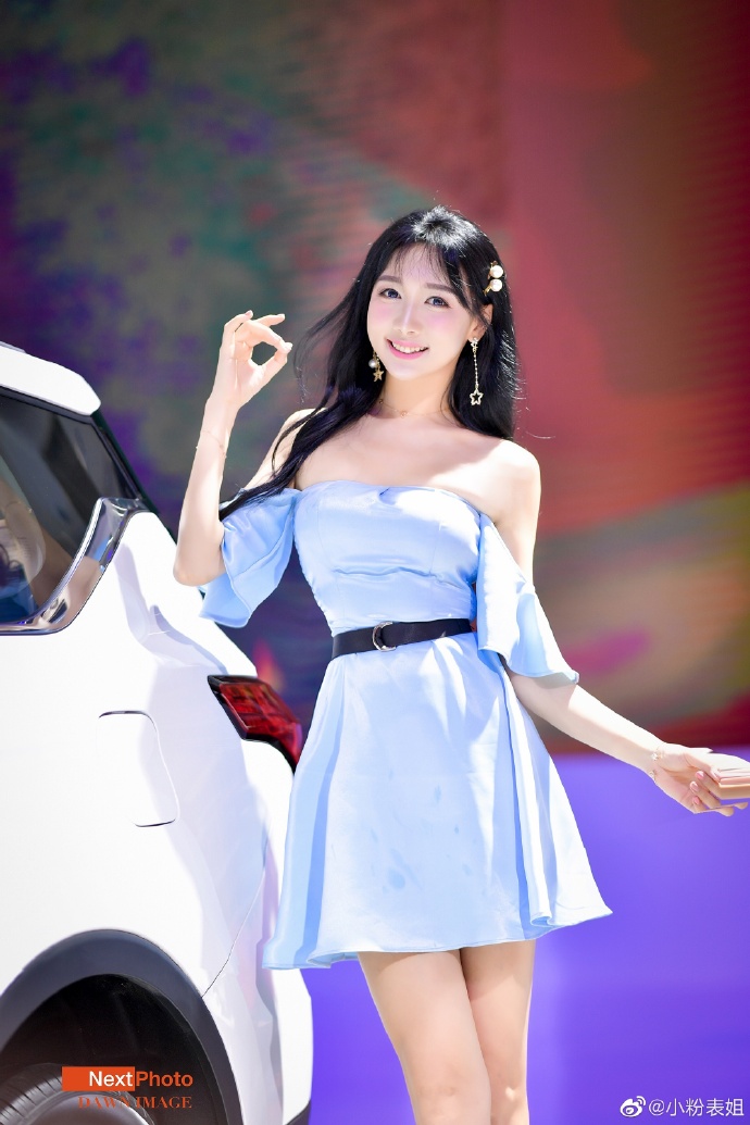 美女车模抹胸短裙高跟美腿写真