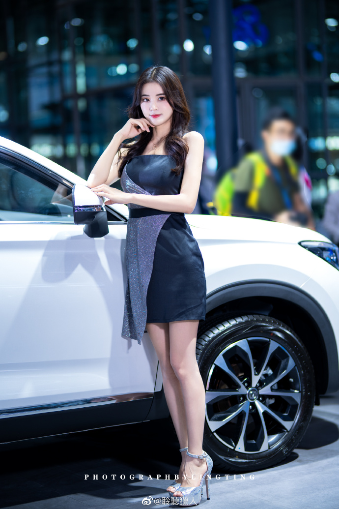 性感短裙美女车模高跟美腿写真