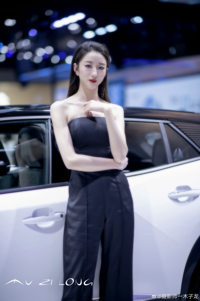 性感红唇美女车模香肩诱惑写真