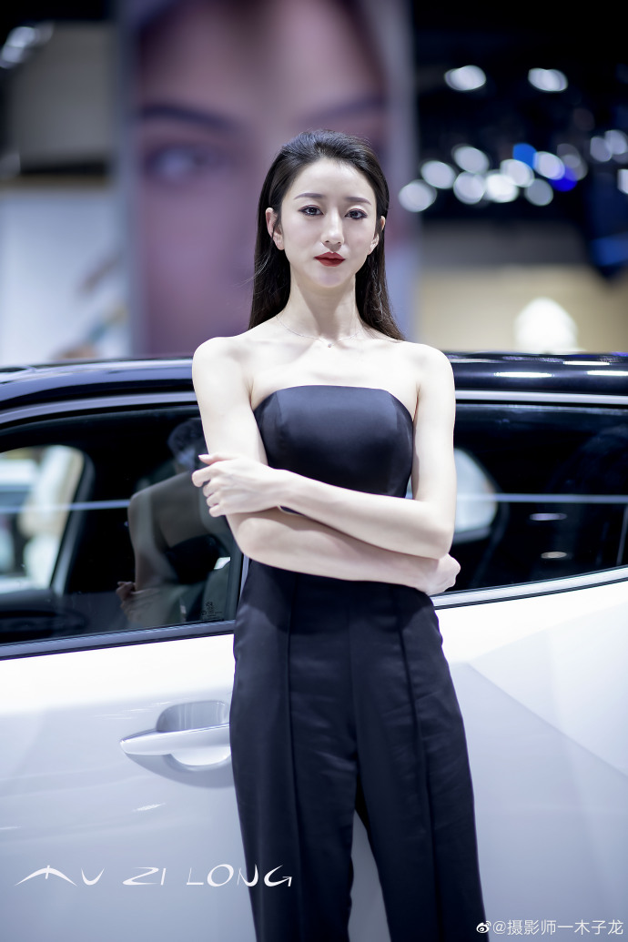 性感红唇美女车模香肩诱惑写真