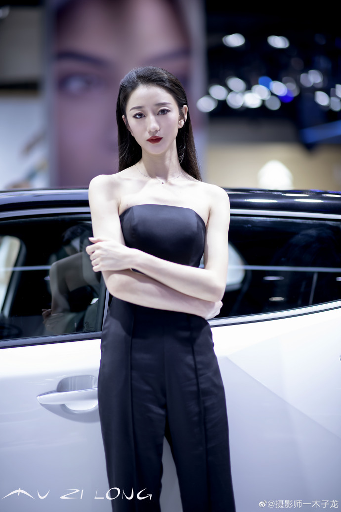 性感红唇美女车模香肩诱惑写真