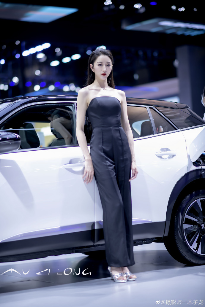 性感红唇美女车模香肩诱惑写真