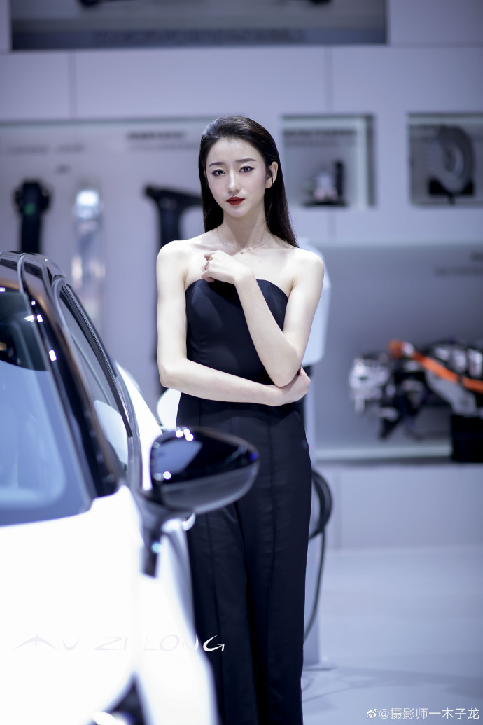 性感红唇美女车模香肩诱惑写真