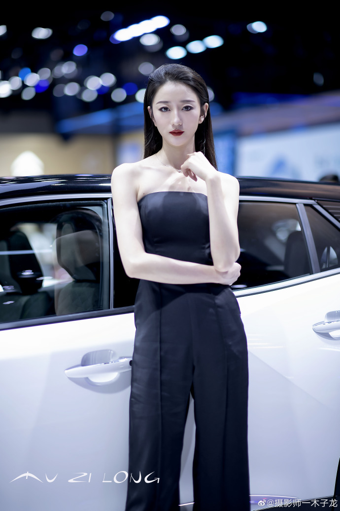 性感红唇美女车模香肩诱惑写真