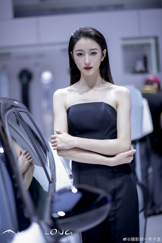 性感红唇美女车模香肩诱惑写真