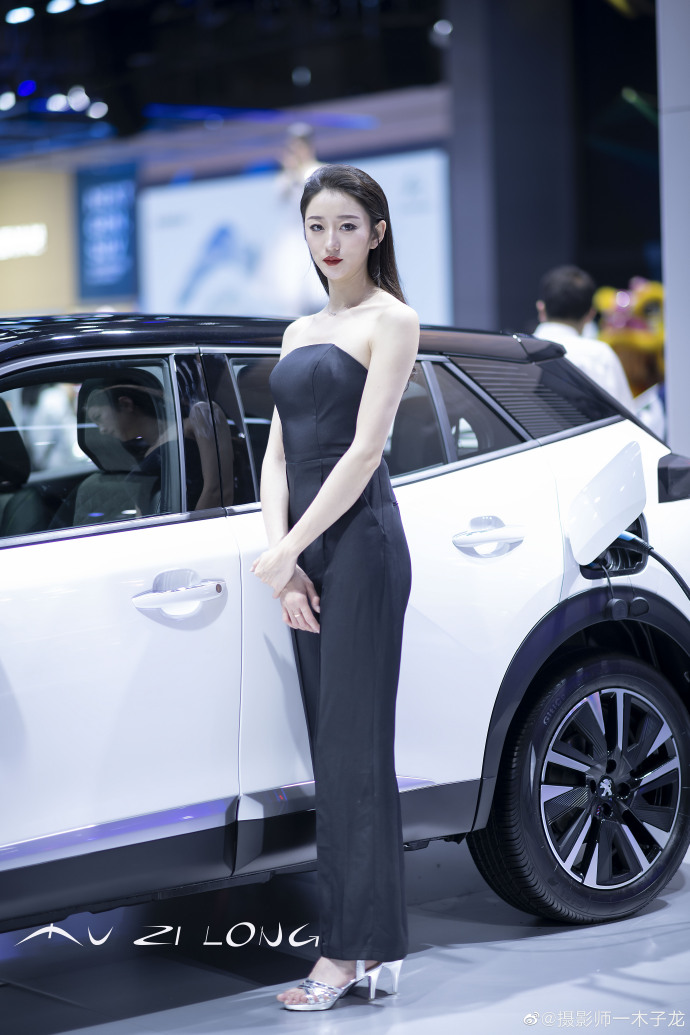 性感红唇美女车模香肩诱惑写真