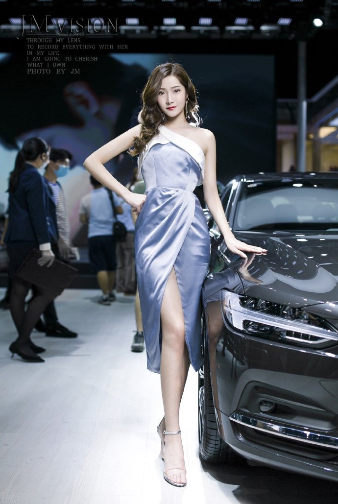 美女车模高跟美腿香肩诱惑写真