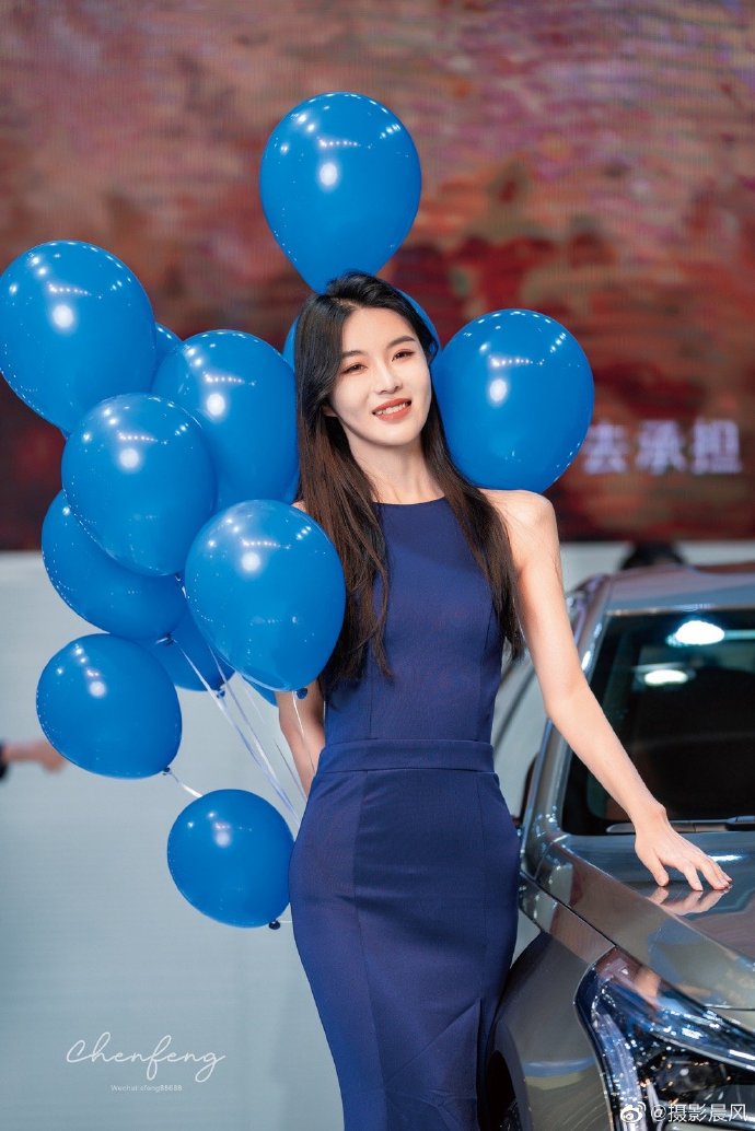 高挑靓丽美女车模迷人笑容写真