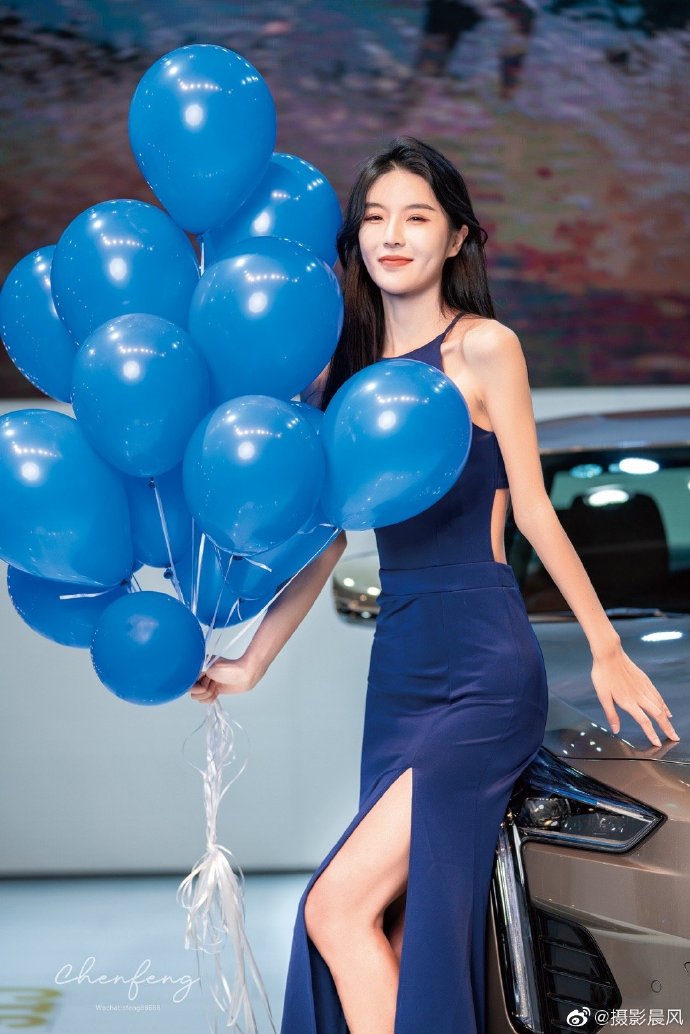 高挑靓丽美女车模迷人笑容写真