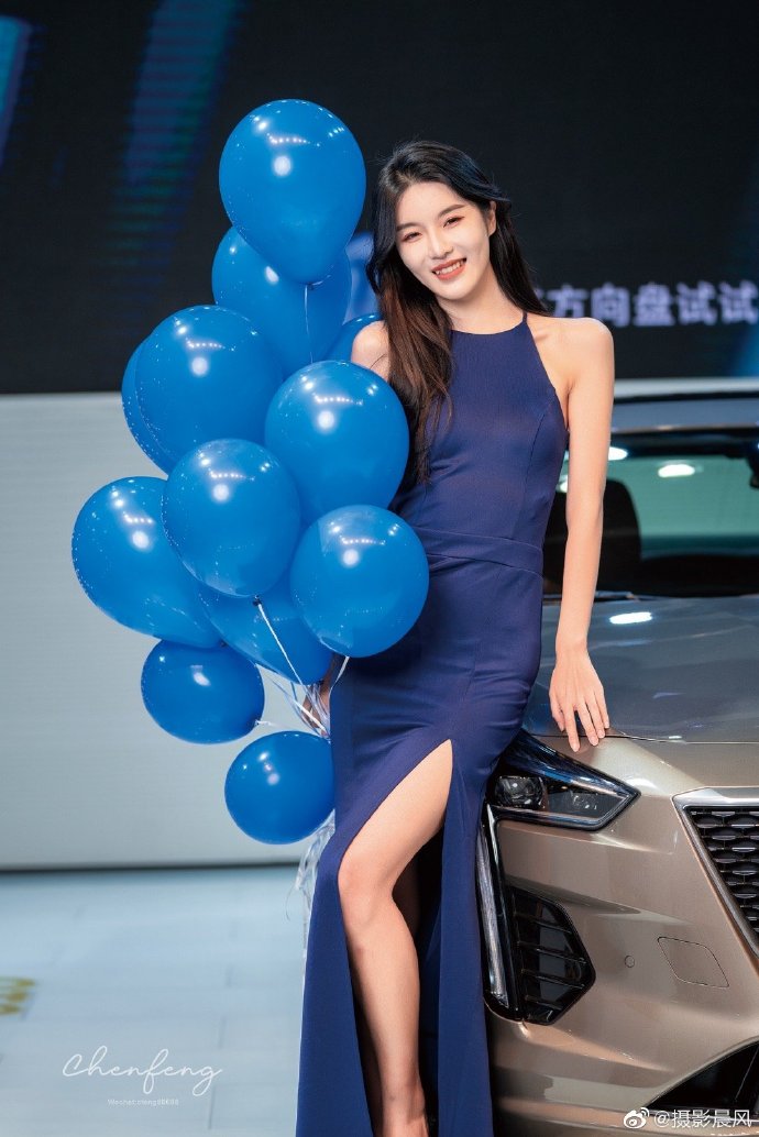 高挑靓丽美女车模迷人笑容写真