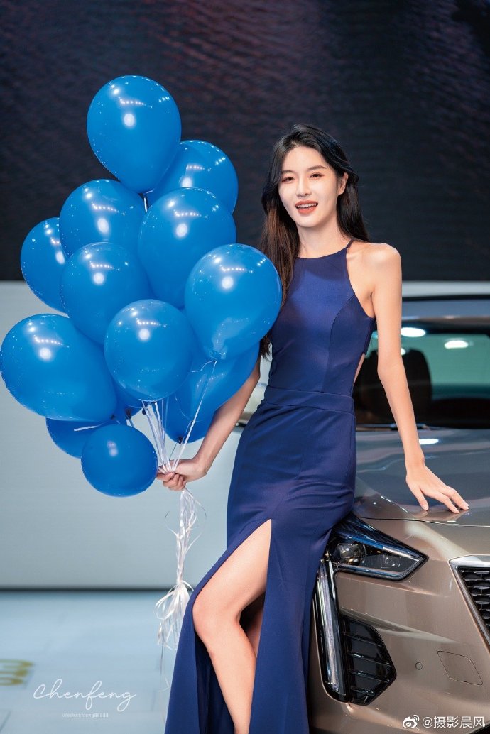 高挑靓丽美女车模迷人笑容写真