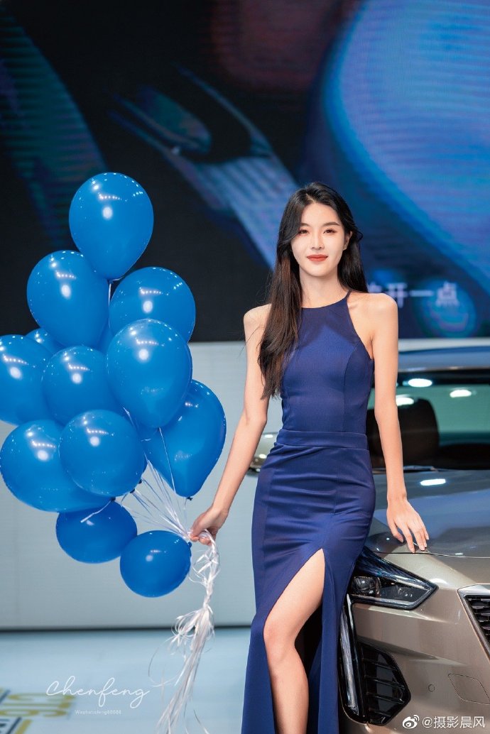 高挑靓丽美女车模迷人笑容写真