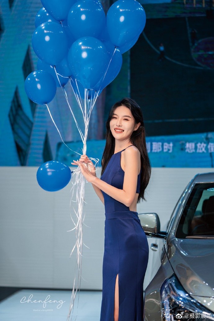 高挑靓丽美女车模迷人笑容写真