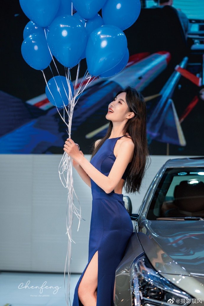 高挑靓丽美女车模迷人笑容写真