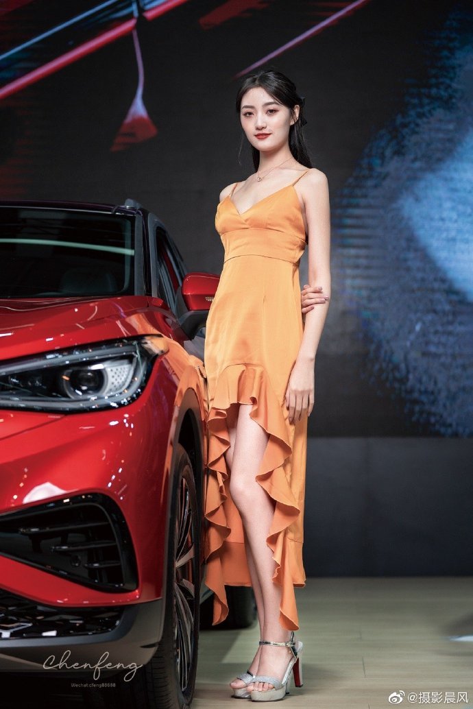 靓丽车模低胸短裙高跟美腿照片