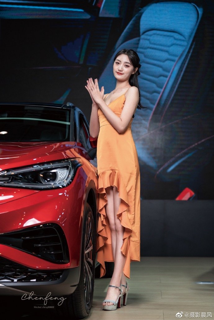 靓丽车模低胸短裙高跟美腿照片