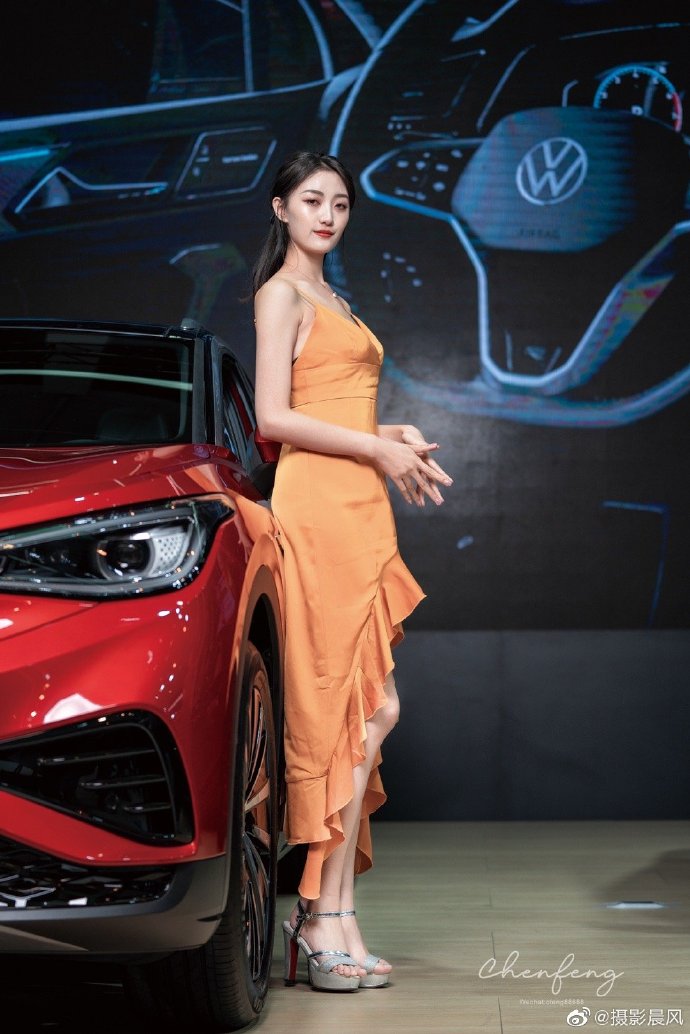 靓丽车模低胸短裙高跟美腿照片