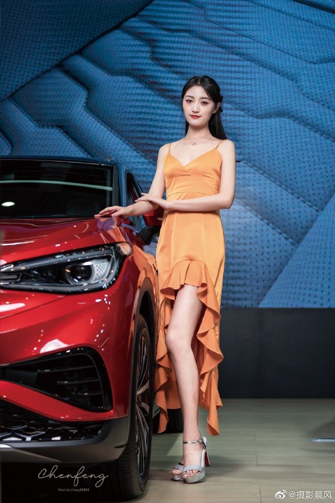 靓丽车模低胸短裙高跟美腿照片