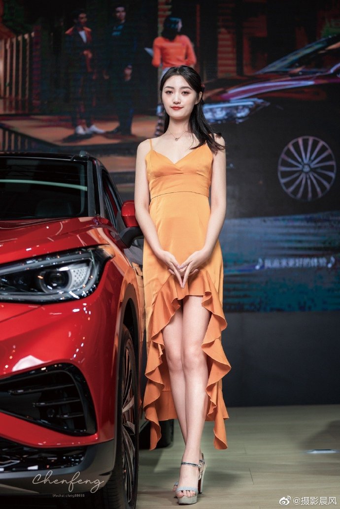 靓丽车模低胸短裙高跟美腿照片