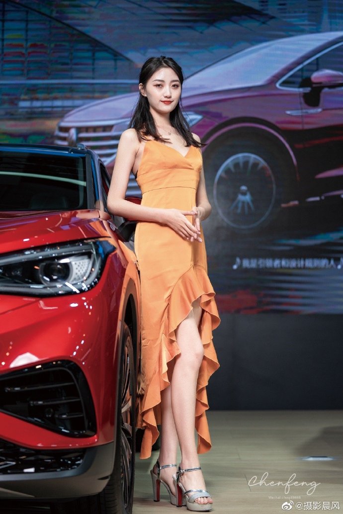 靓丽车模低胸短裙高跟美腿照片