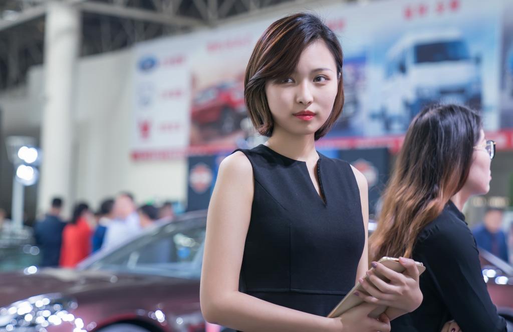 短发美女车模丝袜美腿诱惑写真