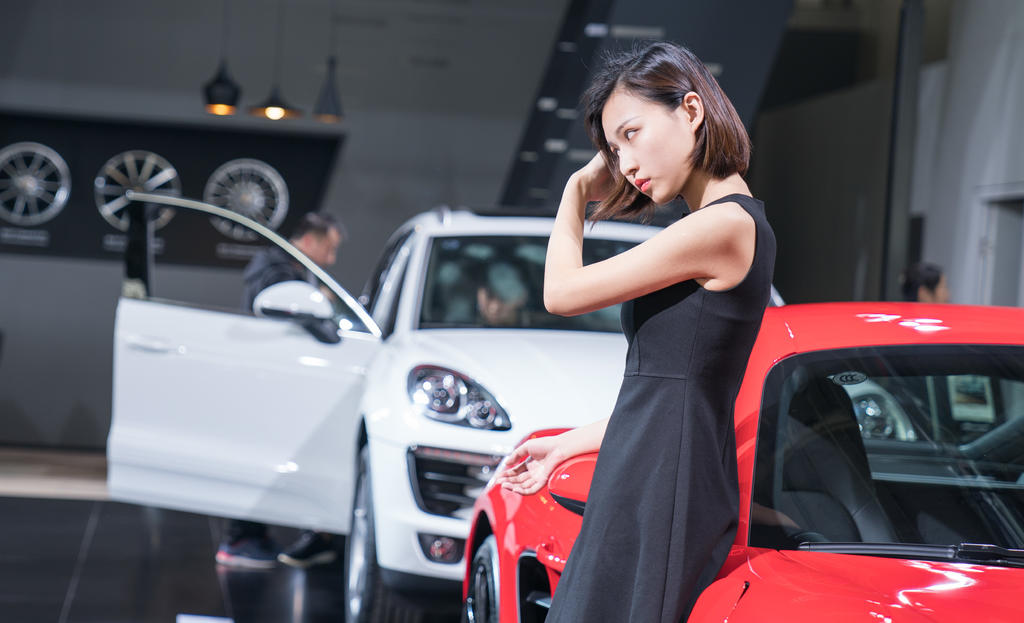 短发美女车模丝袜美腿诱惑写真