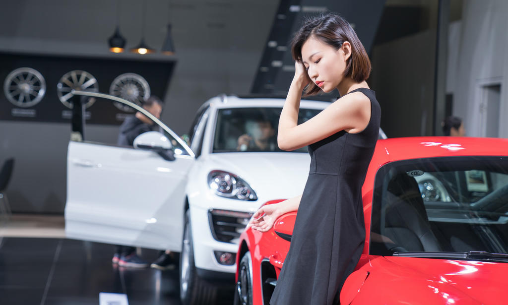 短发美女车模丝袜美腿诱惑写真