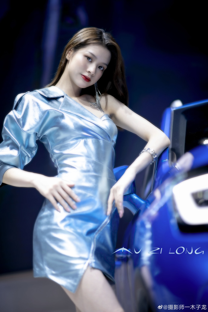 美女车模露肩短裙高跟美腿写真