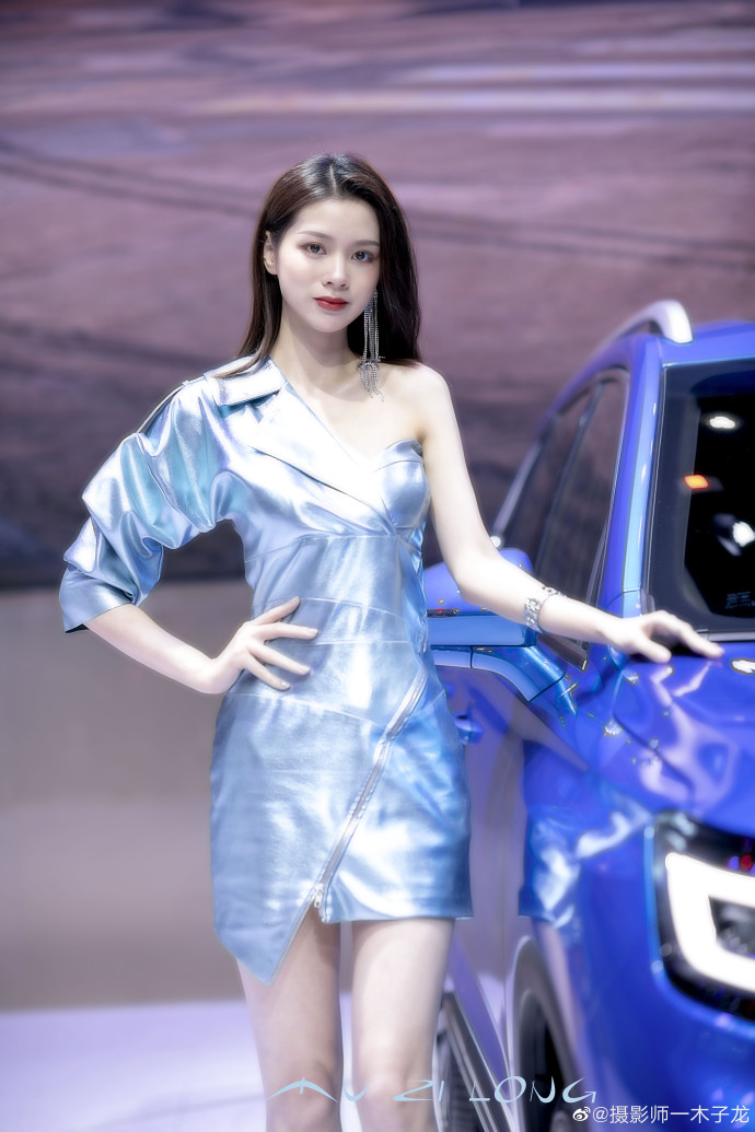 美女车模露肩短裙高跟美腿写真