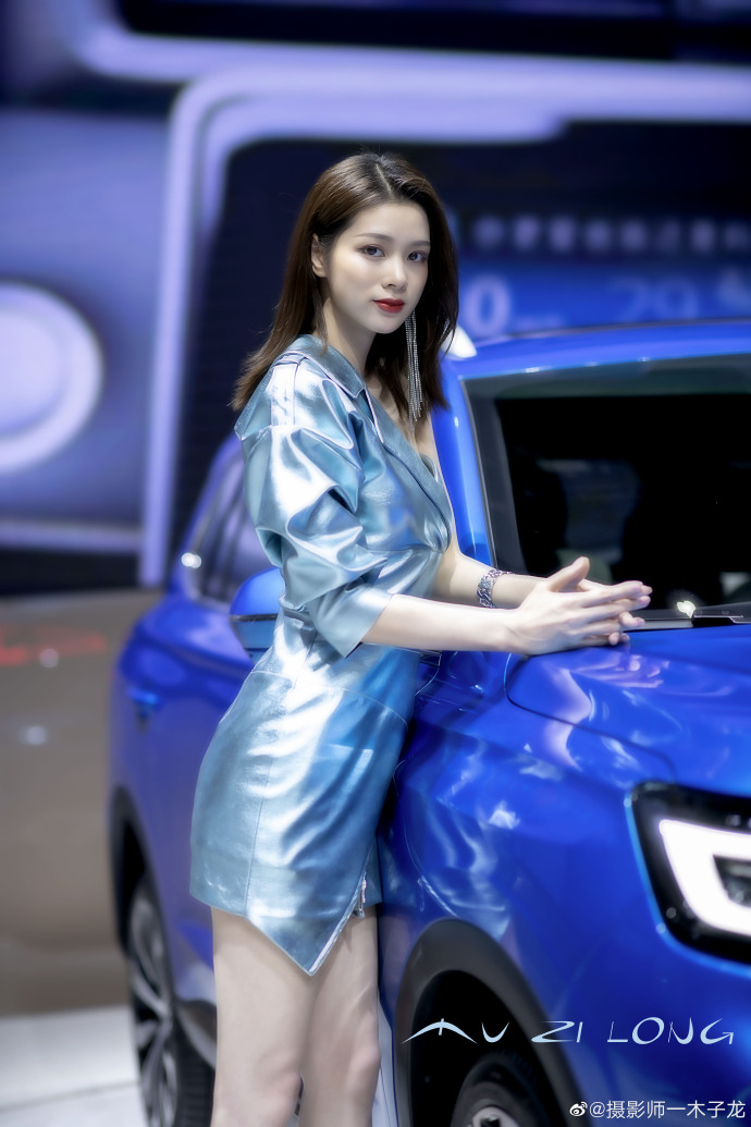 美女车模露肩短裙高跟美腿写真