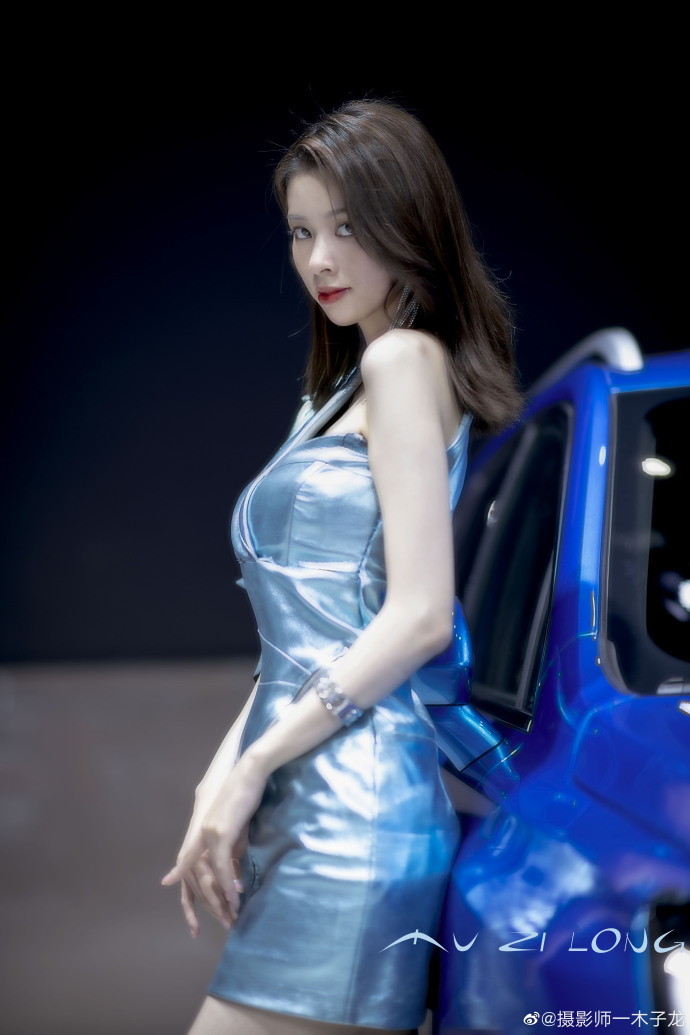 美女车模露肩短裙高跟美腿写真