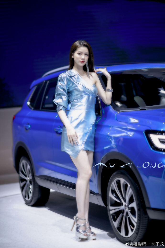 美女车模露肩短裙高跟美腿写真