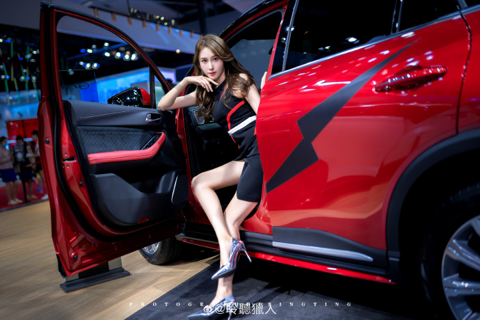 性感火辣美女车模高跟美腿套图