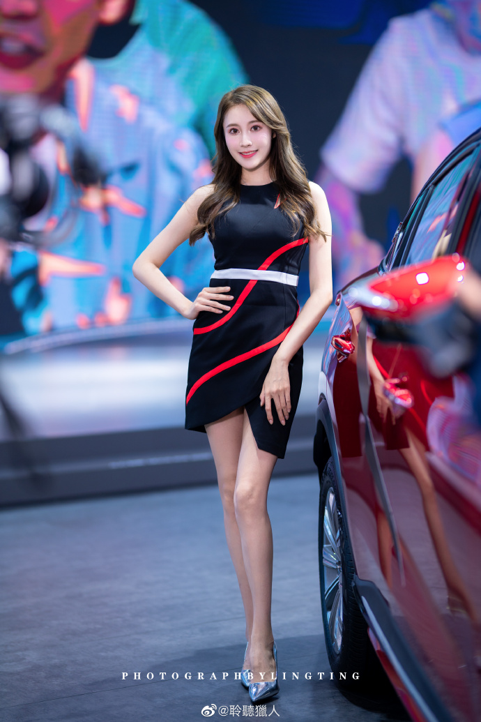 性感火辣美女车模高跟美腿套图