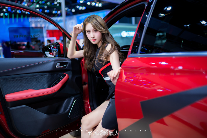 性感火辣美女车模高跟美腿套图